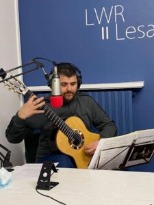 Marco Brusa alla chitarra negli studi di Lesa Web Radio