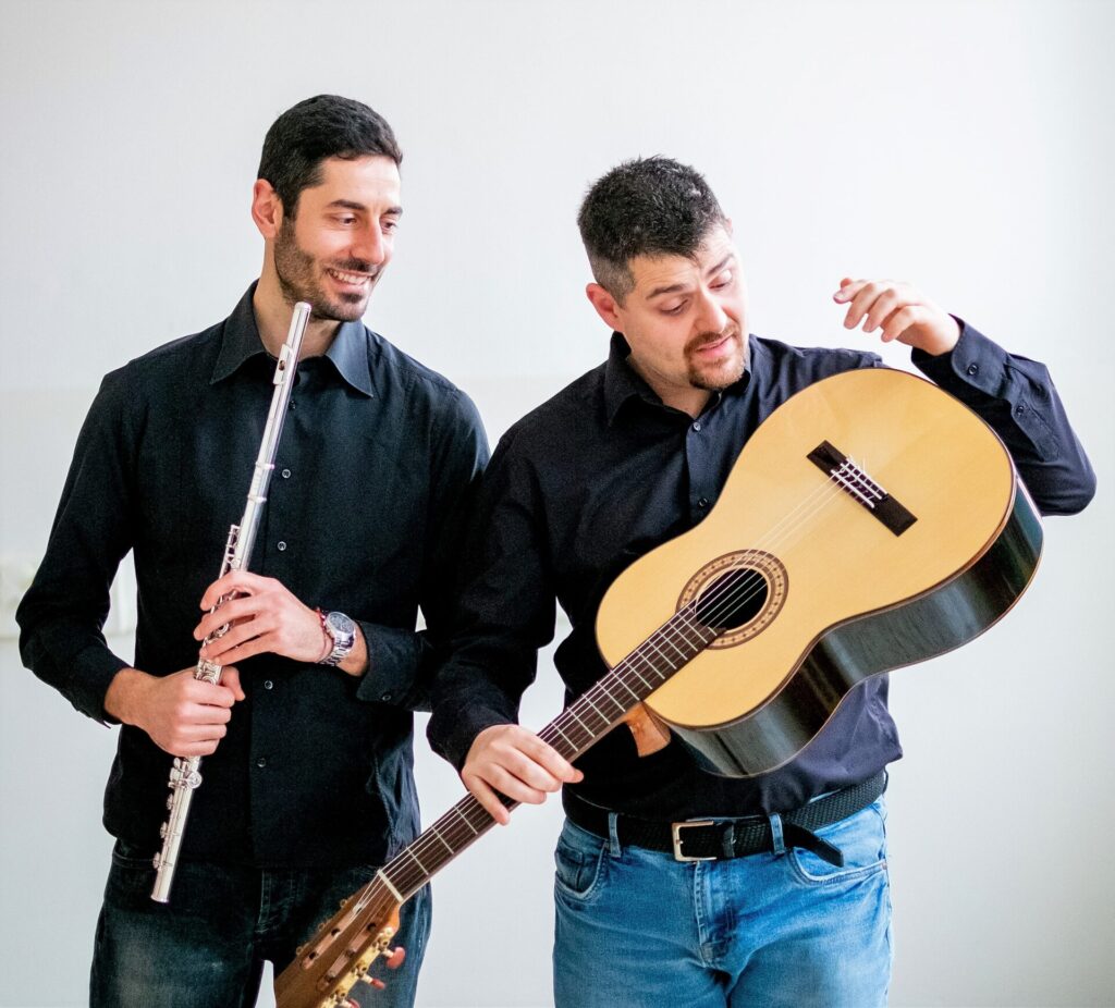 Marco Brusa alla chitarra in duo con un flautista (foto di Simone Bartoli)