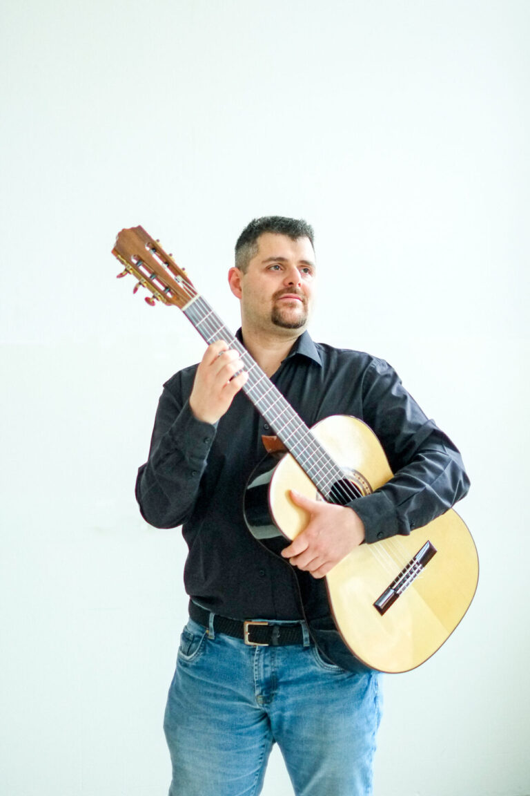 Marco Brusa con la chitarra classica (foto di Simone Bartoli)